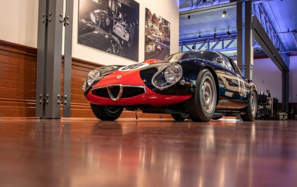 Окачването е независимо, а спирачките - дискови и отпред, и отзад. Специфичната задница е разработена от инженера д-р Вунибалд Кам и носи неговото име. Колата тези едва 661 кг и печели с лекота в своя клас в Льо Ман, на "Зебринг", "Нюрбургринг" и в "Тарга Флорио". 
